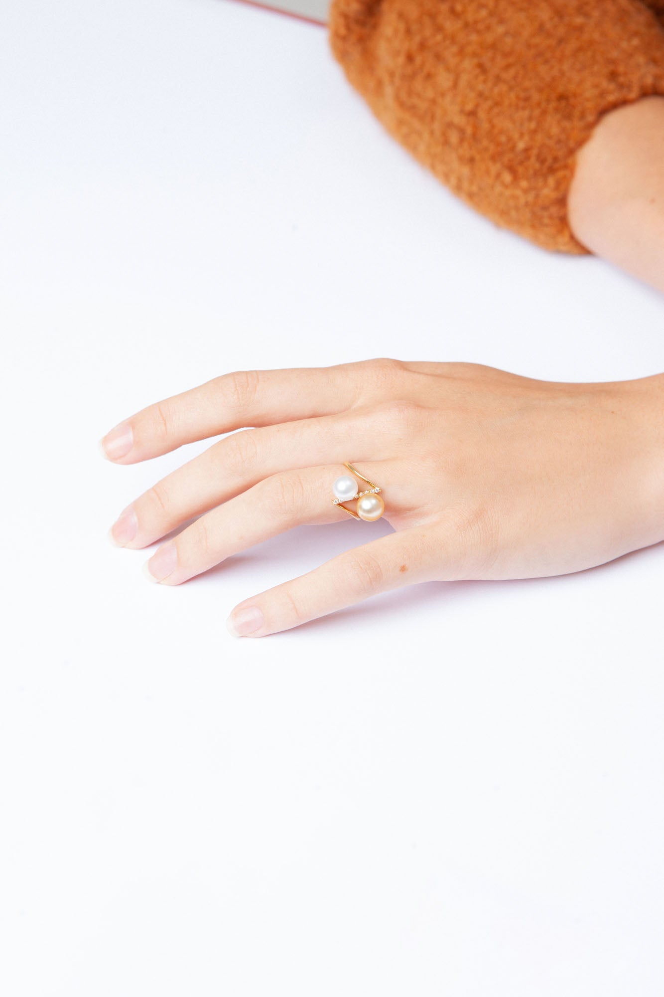 NOVI Jewelry 18K gold ring with 7 mm and 8 mm pearls and 0.12 ct natural diamonds, elegant open-design pearl ring.