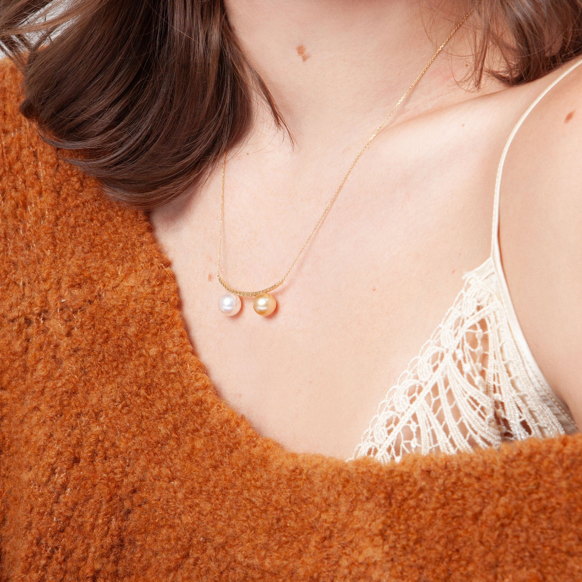 NOVI Jewelry 18K gold necklace with two 9 mm pearls and 0.30 ct natural diamonds, elegant dual-pearl luxury pendant.