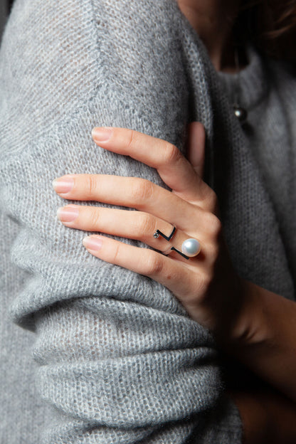 NOVI Jewelry 18K white gold ring with 11 mm pearl and 0.07 ct diamond, contemporary elegant pearl and diamond ring.