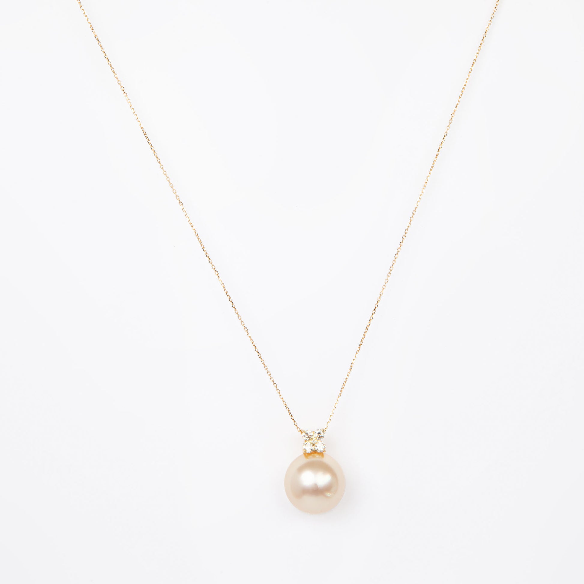 NOVI Jewelry 18K gold pendant with 15 mm Golden South Sea pearl and 0.33 ct natural diamonds, luxury fine jewelry pearl pendant.