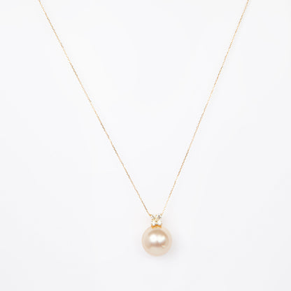 NOVI Jewelry 18K gold pendant with 15 mm Golden South Sea pearl and 0.33 ct natural diamonds, luxury fine jewelry pearl pendant.