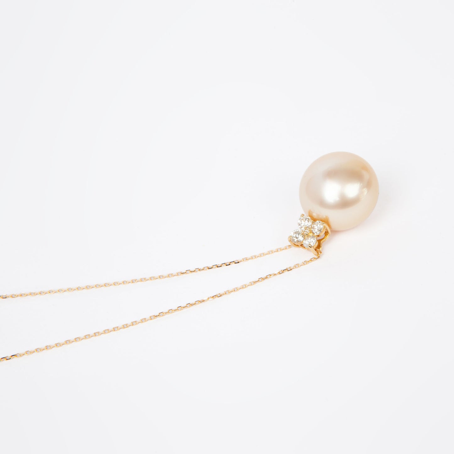 NOVI Jewelry 18K gold pendant with 15 mm Golden South Sea pearl and 0.33 ct natural diamonds, luxury fine jewelry pearl pendant.