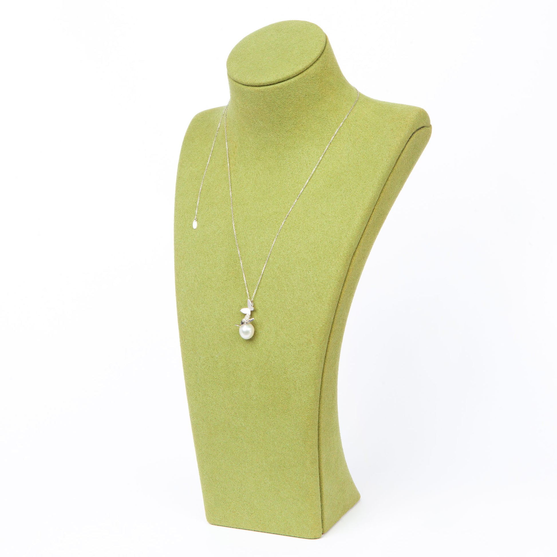 NOVI Jewelry 18K white gold necklace with 7 mm South Sea pearl and 0.06 ct natural diamonds, elegant pearl pendant.