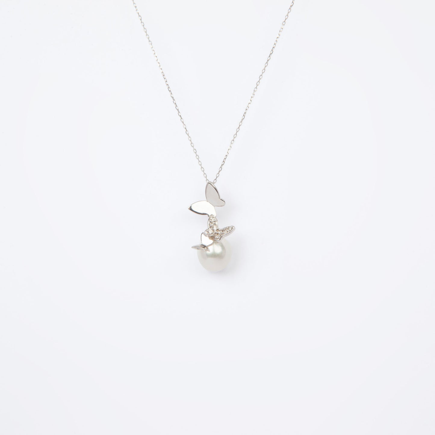 NOVI Jewelry 18K white gold necklace with 7 mm South Sea pearl and 0.06 ct natural diamonds, elegant pearl pendant.