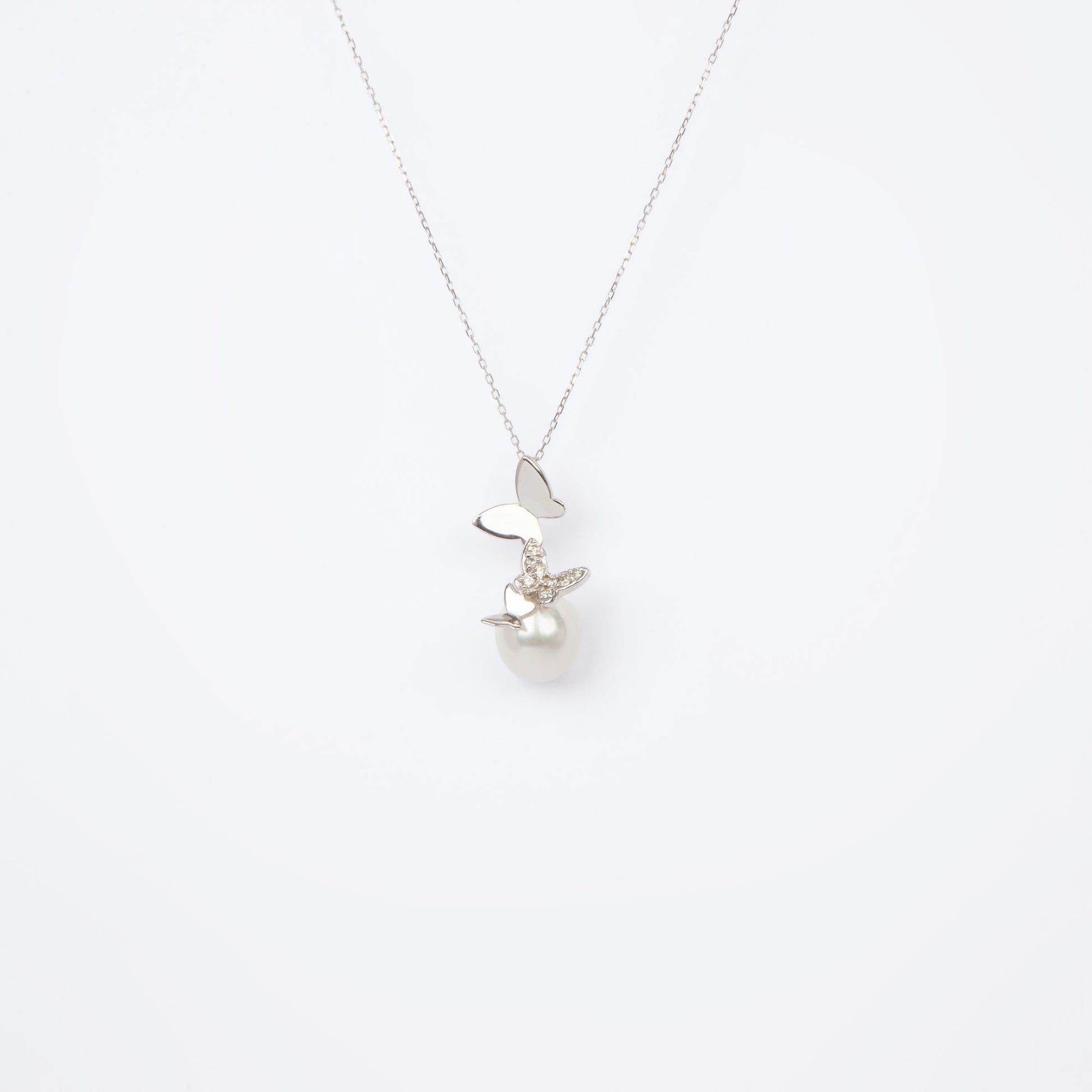 NOVI Jewelry 18K white gold necklace with 7 mm South Sea pearl and 0.06 ct natural diamonds, elegant pearl pendant.