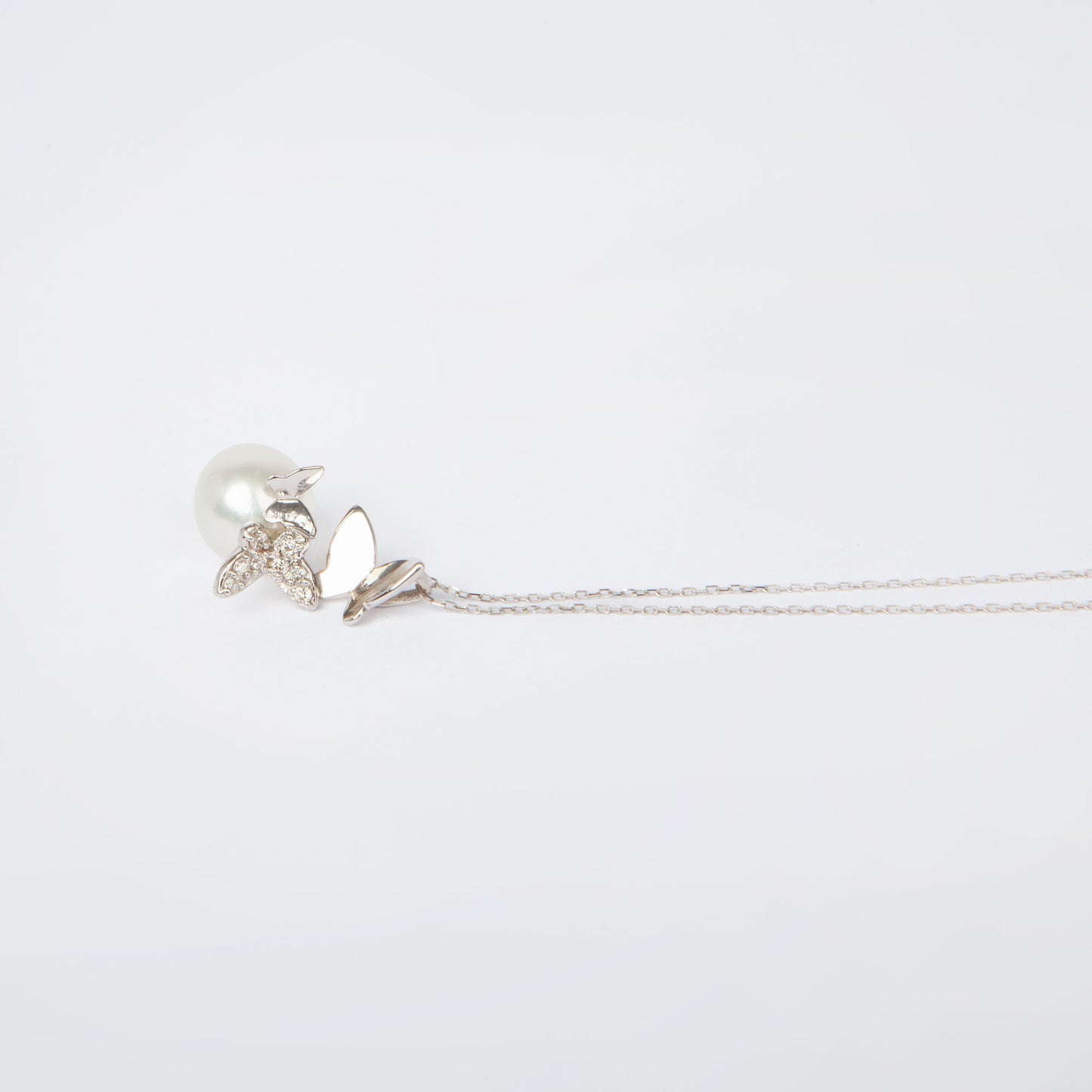 NOVI Jewelry 18K white gold necklace with 7 mm South Sea pearl and 0.06 ct natural diamonds, elegant pearl pendant.