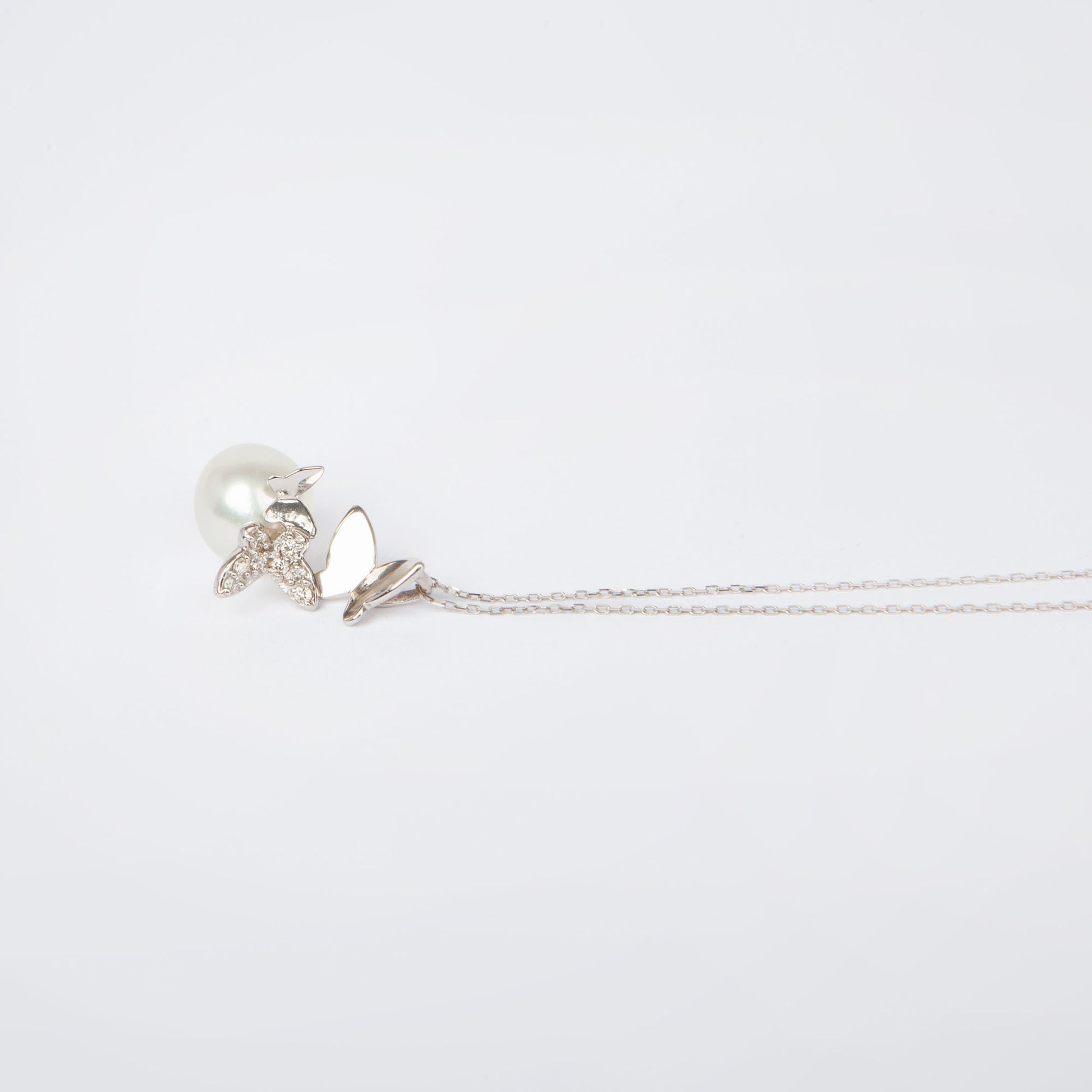 NOVI Jewelry 18K white gold necklace with 7 mm South Sea pearl and 0.06 ct natural diamonds, elegant pearl pendant.
