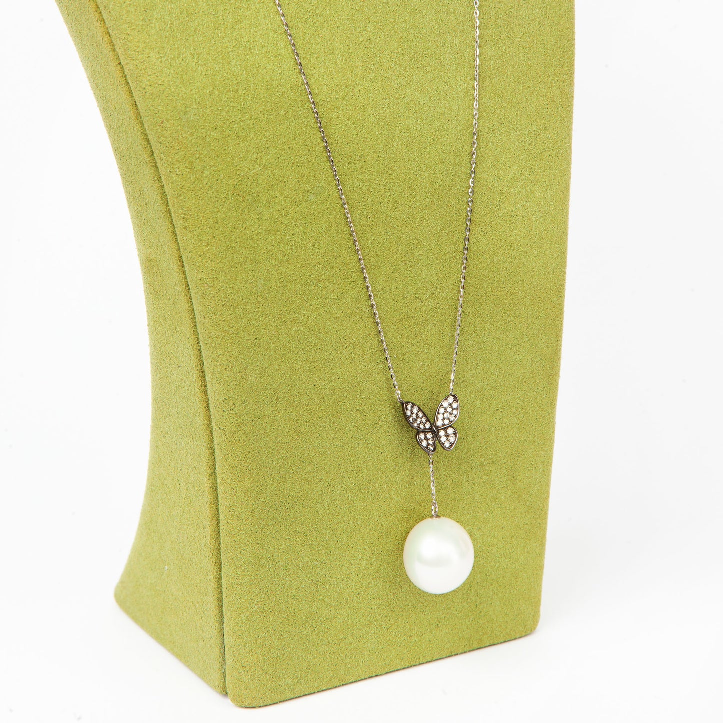 NOVI Jewelry 18K white gold necklace with 14 mm South Sea pearl and 0.21 ct diamonds, elegant butterfly pearl pendant.