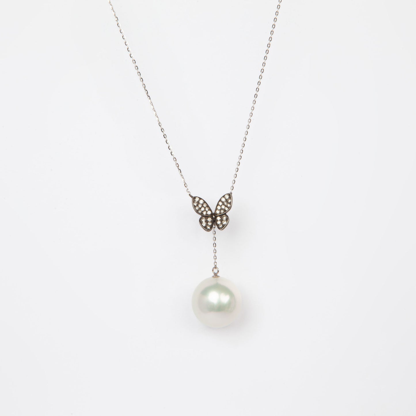 NOVI Jewelry 18K white gold necklace with 14 mm South Sea pearl and 0.21 ct diamonds, elegant butterfly pearl pendant.