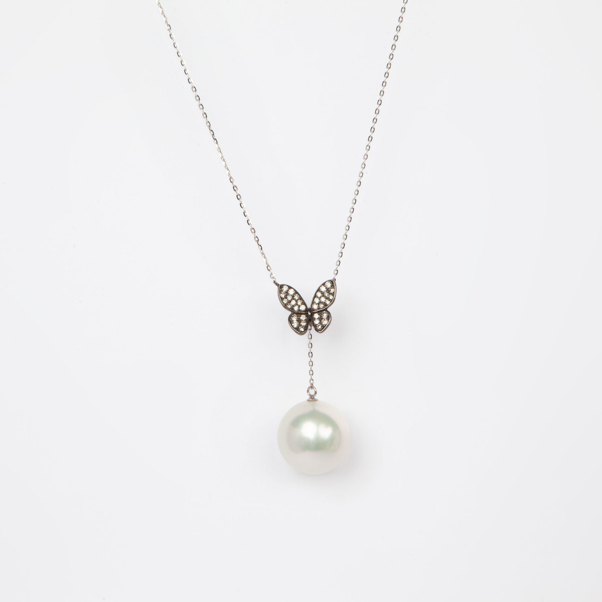 NOVI Jewelry 18K white gold necklace with 14 mm South Sea pearl and 0.21 ct diamonds, elegant butterfly pearl pendant.