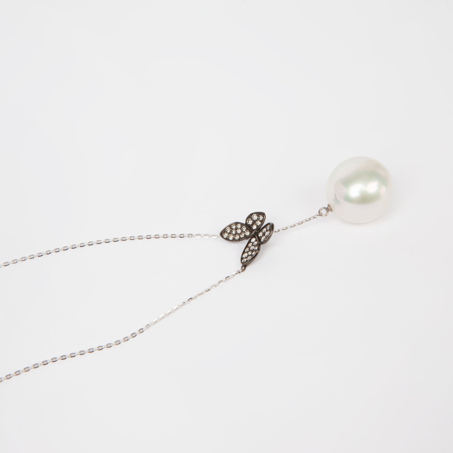 NOVI Jewelry 18K white gold necklace with 14 mm South Sea pearl and 0.21 ct diamonds, elegant butterfly pearl pendant.