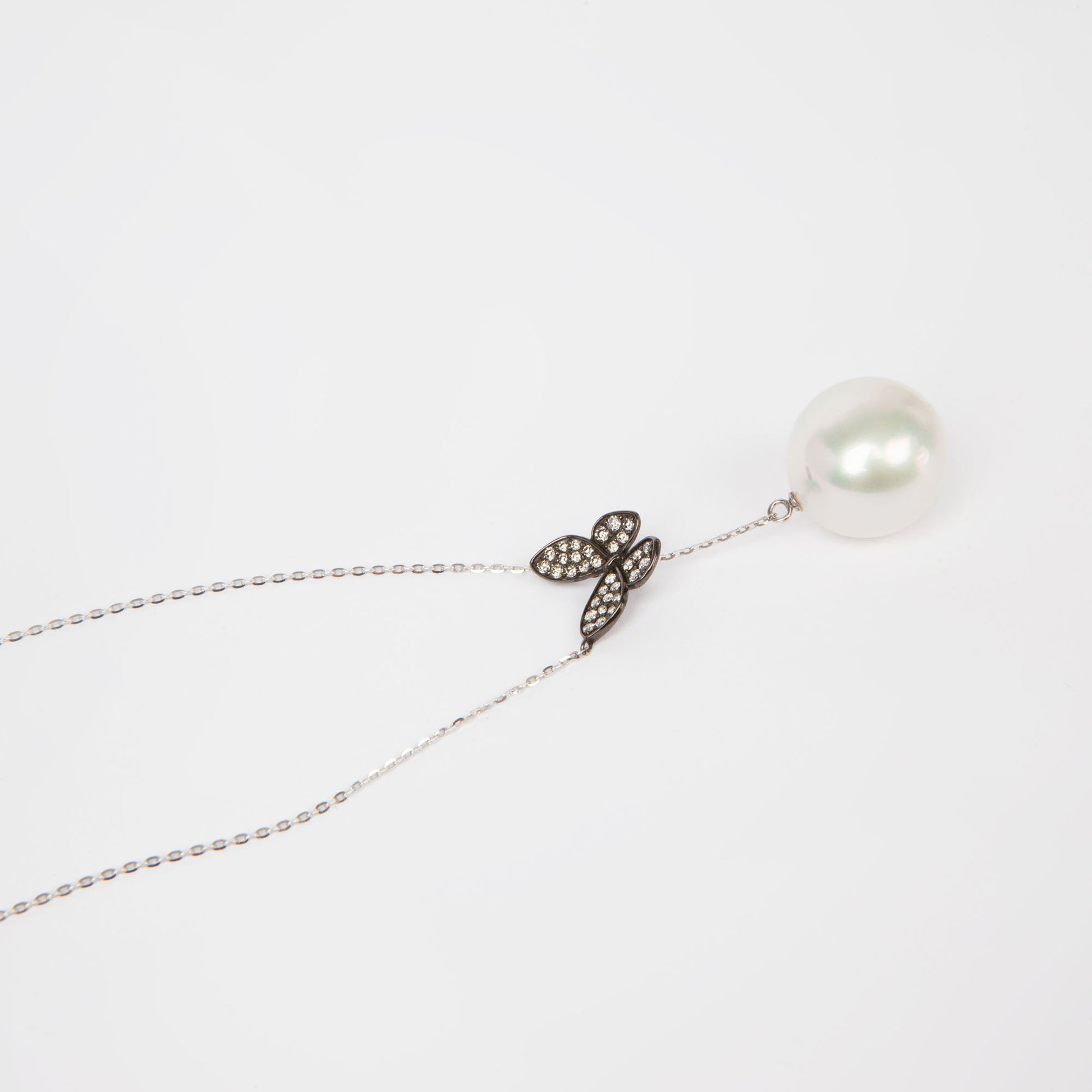 NOVI Jewelry 18K white gold necklace with 14 mm South Sea pearl and 0.21 ct diamonds, elegant butterfly pearl pendant.