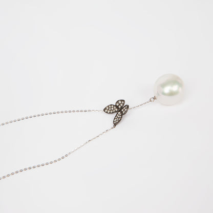 NOVI Jewelry 18K white gold necklace with 14 mm South Sea pearl and 0.21 ct diamonds, elegant butterfly pearl pendant.