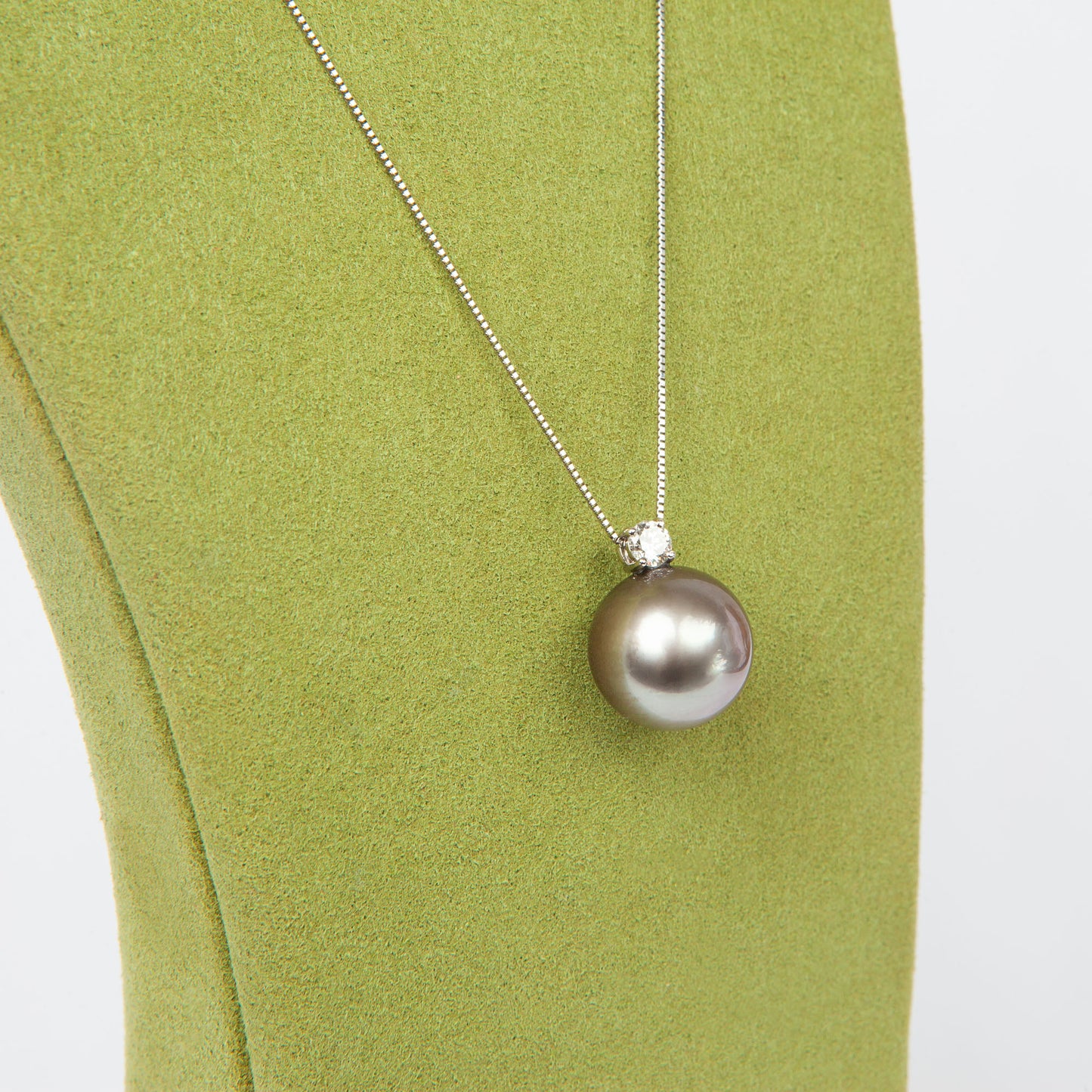 NOVI Jewelry platinum PT900/850 necklace with 15 mm Japanese pearl and 0.3 ct G VS2 diamond, CGL certified luxury pearl pendant.