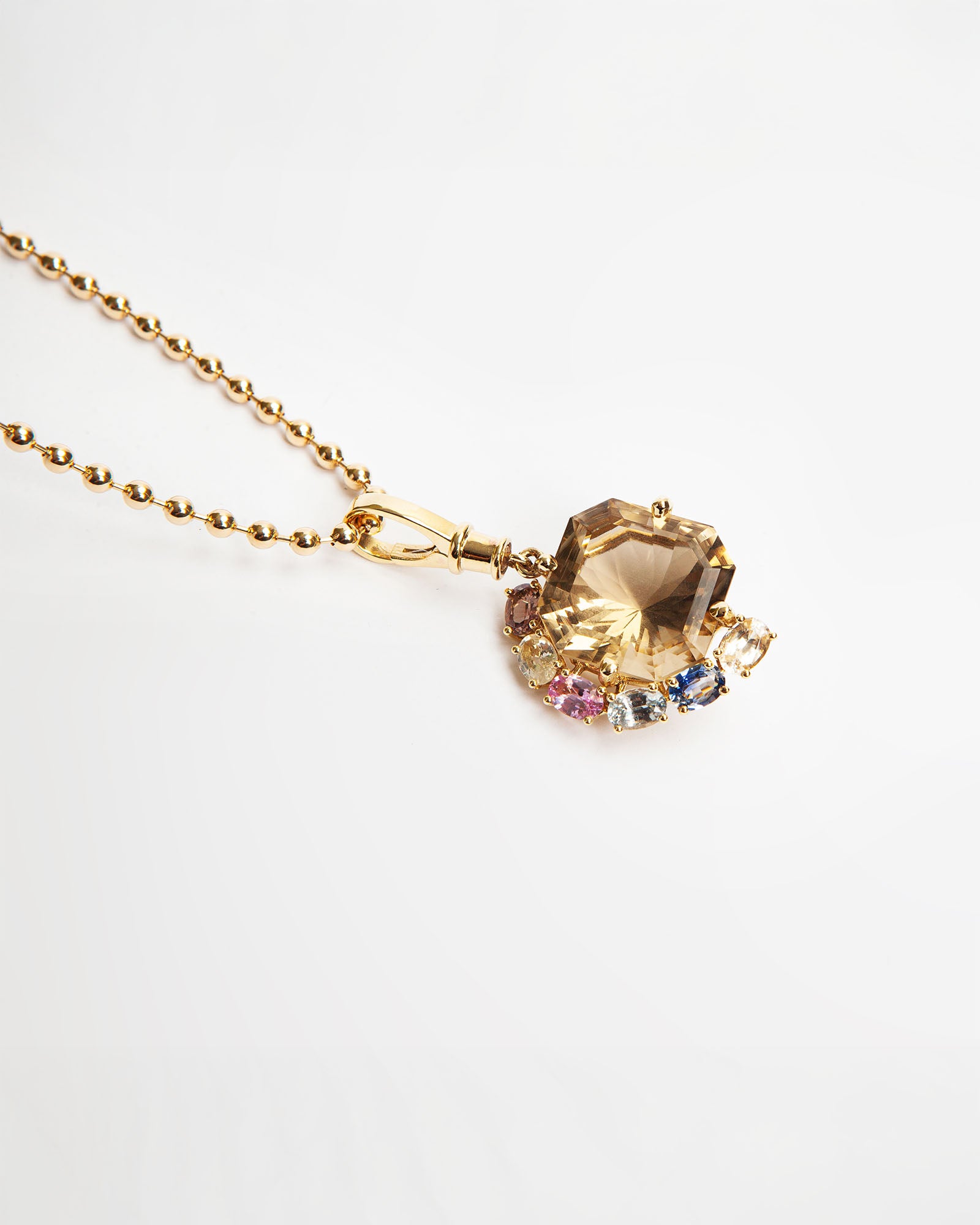 NOVI Jewelry 18K yellow gold pendant with 20.46 ct natural quartz and 3.06 ct multicolor sapphires, Sri Lanka origin, oval cut, total 23.62 ct, statement gemstone pendant.