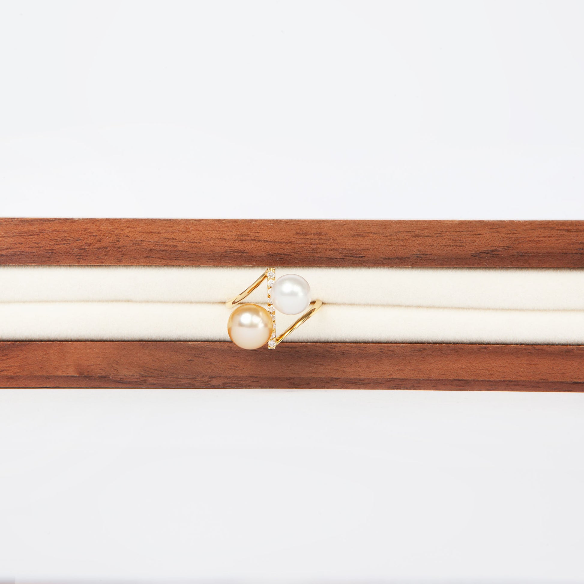 NOVI Jewelry 18K gold ring with 7 mm and 8 mm pearls and 0.12 ct natural diamonds, elegant open-design pearl ring.