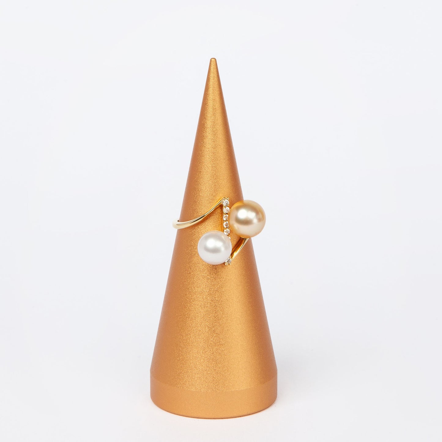 NOVI Jewelry 18K gold ring with 7 mm and 8 mm pearls and 0.12 ct natural diamonds, elegant open-design pearl ring.