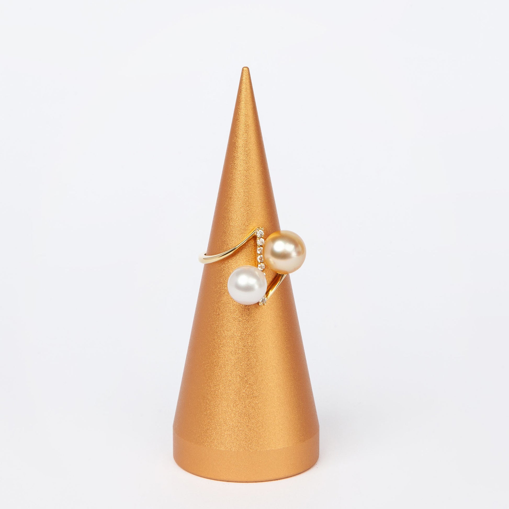 NOVI Jewelry 18K gold ring with 7 mm and 8 mm pearls and 0.12 ct natural diamonds, elegant open-design pearl ring.