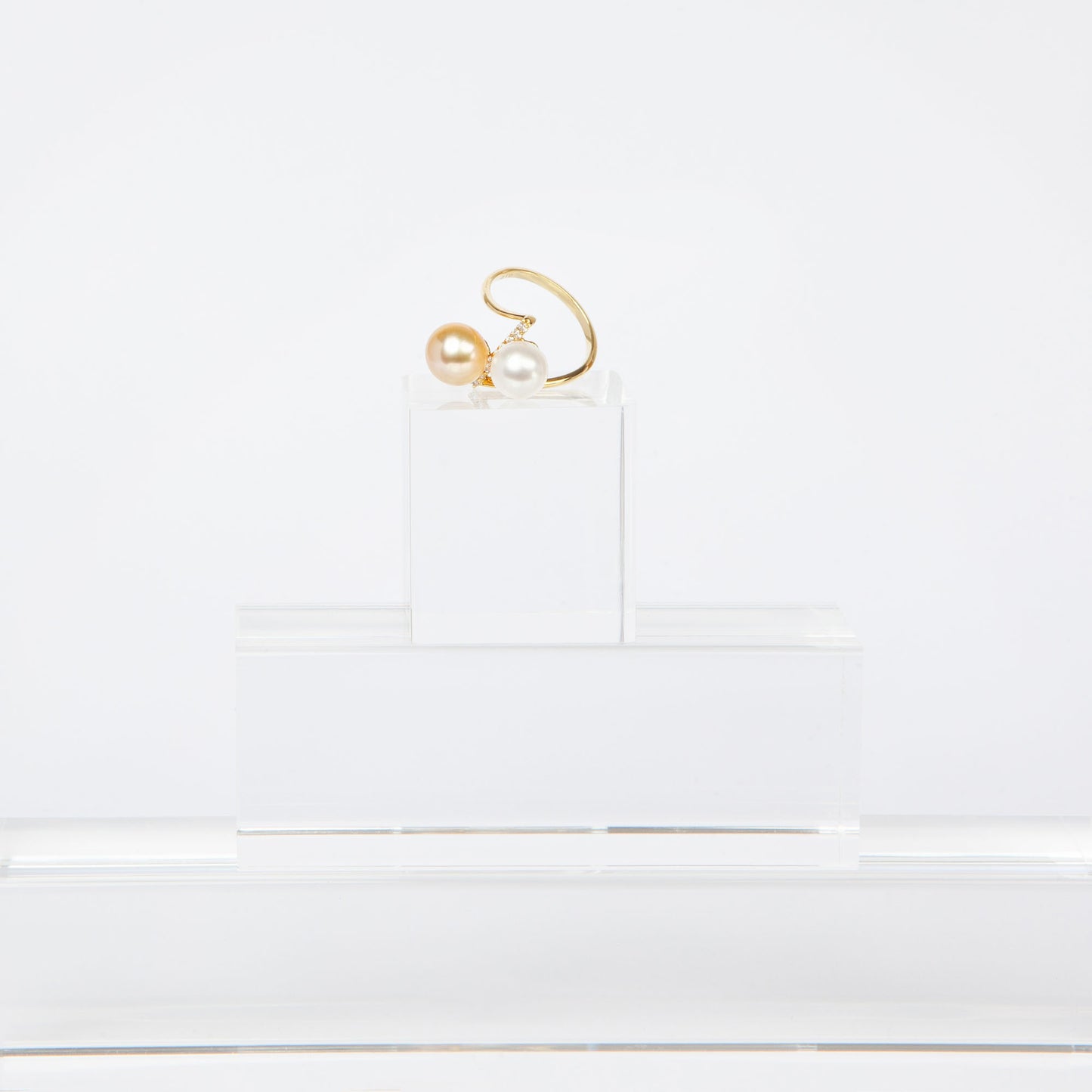 NOVI Jewelry 18K gold ring with 7 mm and 8 mm pearls and 0.12 ct natural diamonds, elegant open-design pearl ring.