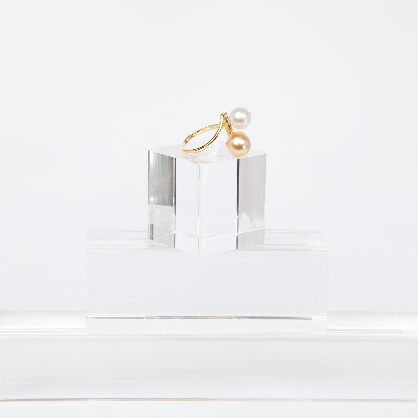 NOVI Jewelry 18K gold ring with 7 mm and 8 mm pearls and 0.12 ct natural diamonds, elegant open-design pearl ring.