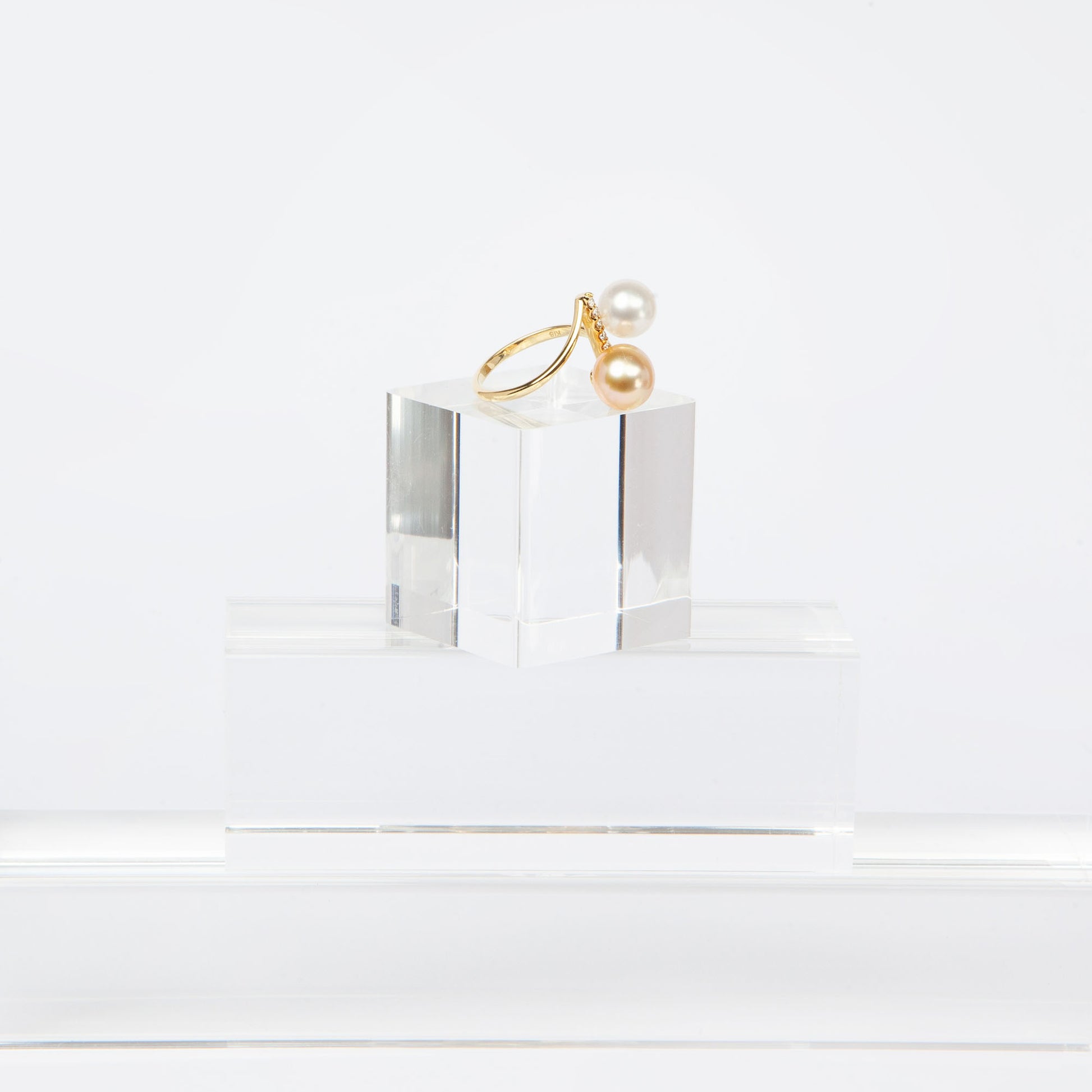 NOVI Jewelry 18K gold ring with 7 mm and 8 mm pearls and 0.12 ct natural diamonds, elegant open-design pearl ring.