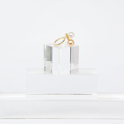 NOVI Jewelry 18K gold ring with 7 mm and 8 mm pearls and 0.12 ct natural diamonds, elegant open-design pearl ring.