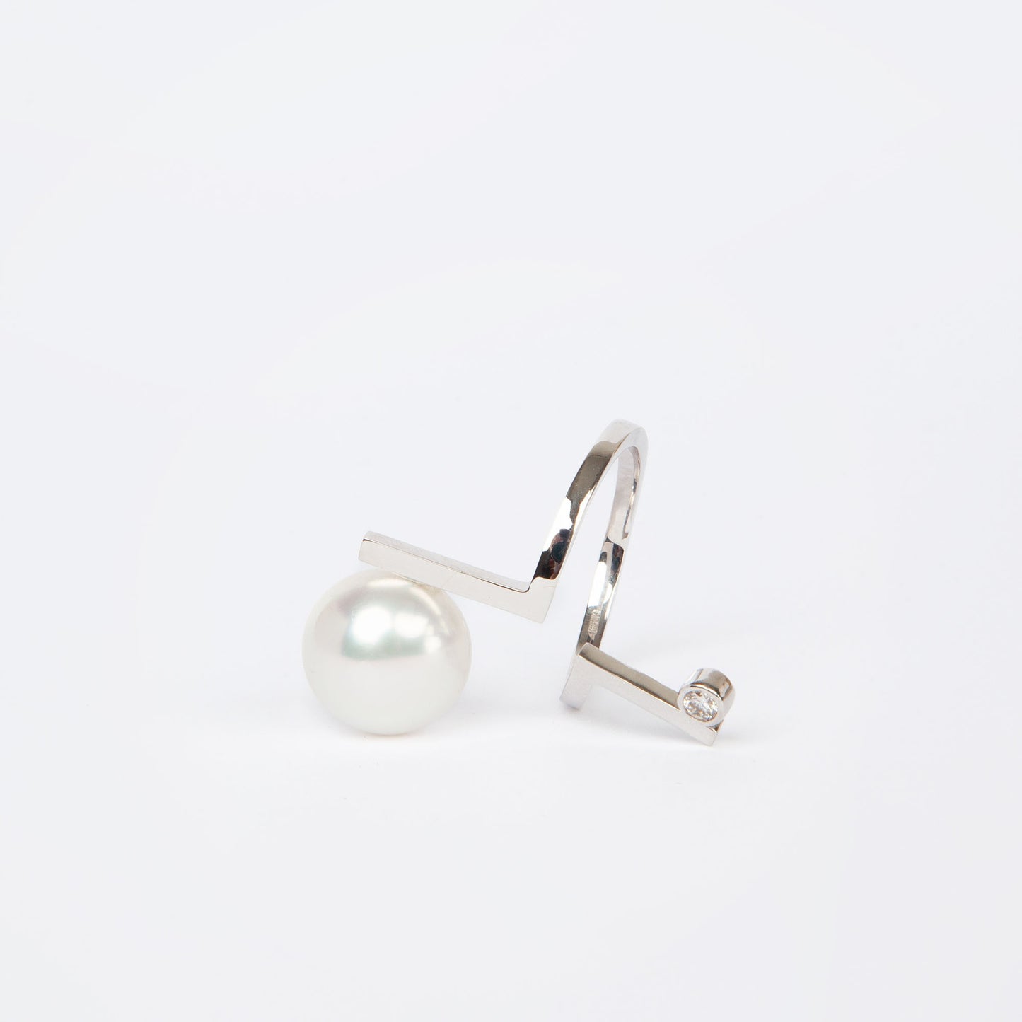 NOVI Jewelry 18K white gold ring with 11 mm pearl and 0.07 ct diamond, contemporary elegant pearl and diamond ring.