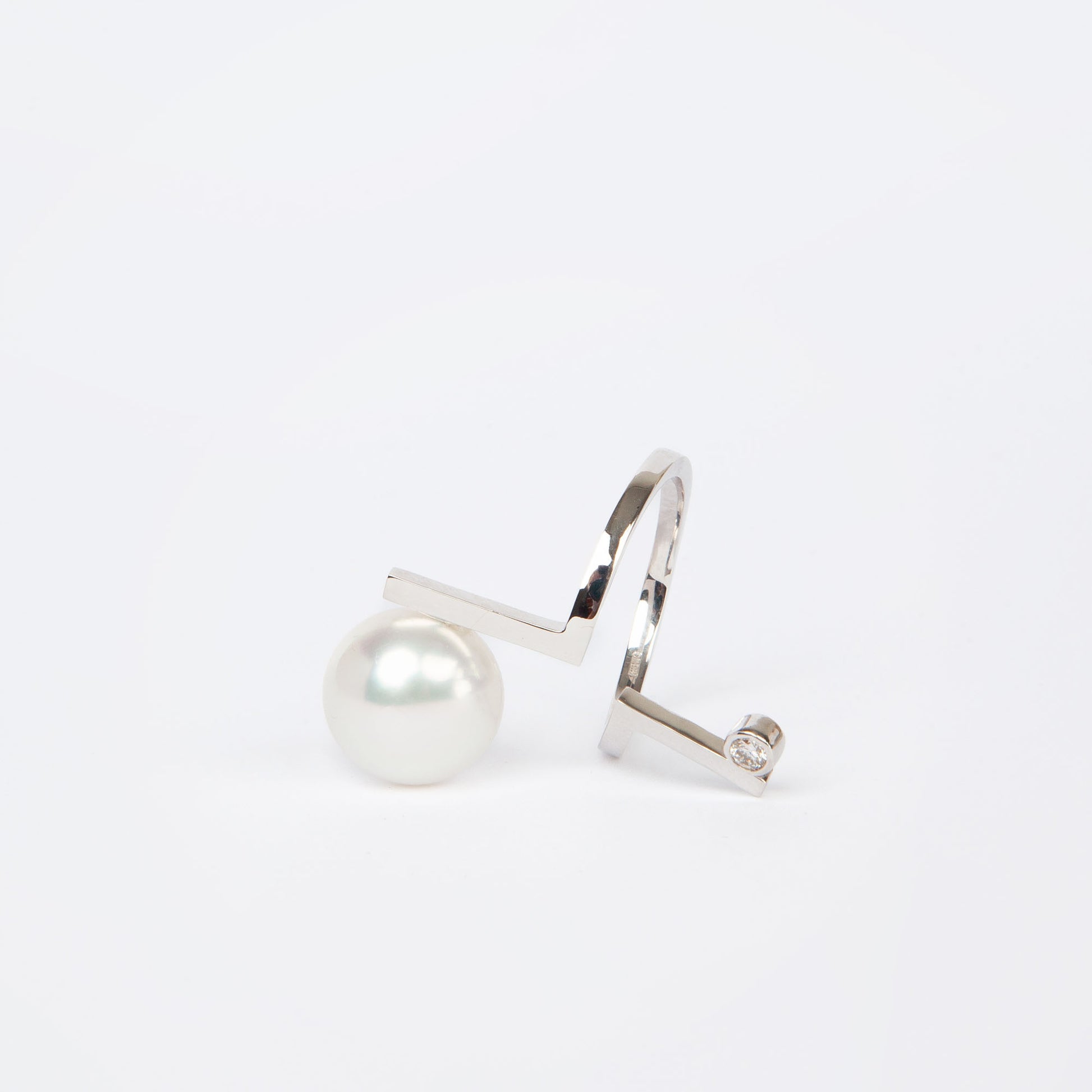 NOVI Jewelry 18K white gold ring with 11 mm pearl and 0.07 ct diamond, contemporary elegant pearl and diamond ring.