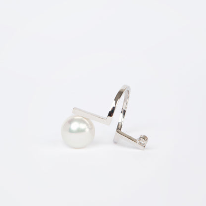 NOVI Jewelry 18K white gold ring with 11 mm pearl and 0.07 ct diamond, contemporary elegant pearl and diamond ring.