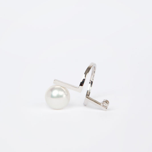 NOVI Jewelry 18K white gold ring with 11 mm pearl and 0.07 ct diamond, contemporary elegant pearl and diamond ring.