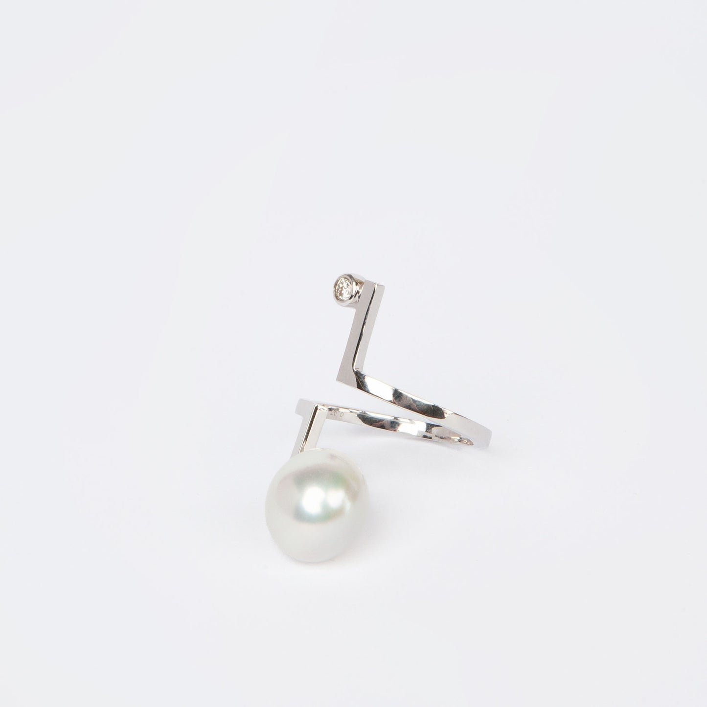 NOVI Jewelry 18K white gold ring with 11 mm pearl and 0.07 ct diamond, contemporary elegant pearl and diamond ring.