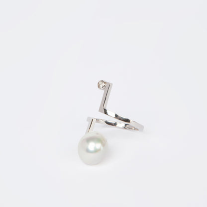 NOVI Jewelry 18K white gold ring with 11 mm pearl and 0.07 ct diamond, contemporary elegant pearl and diamond ring.
