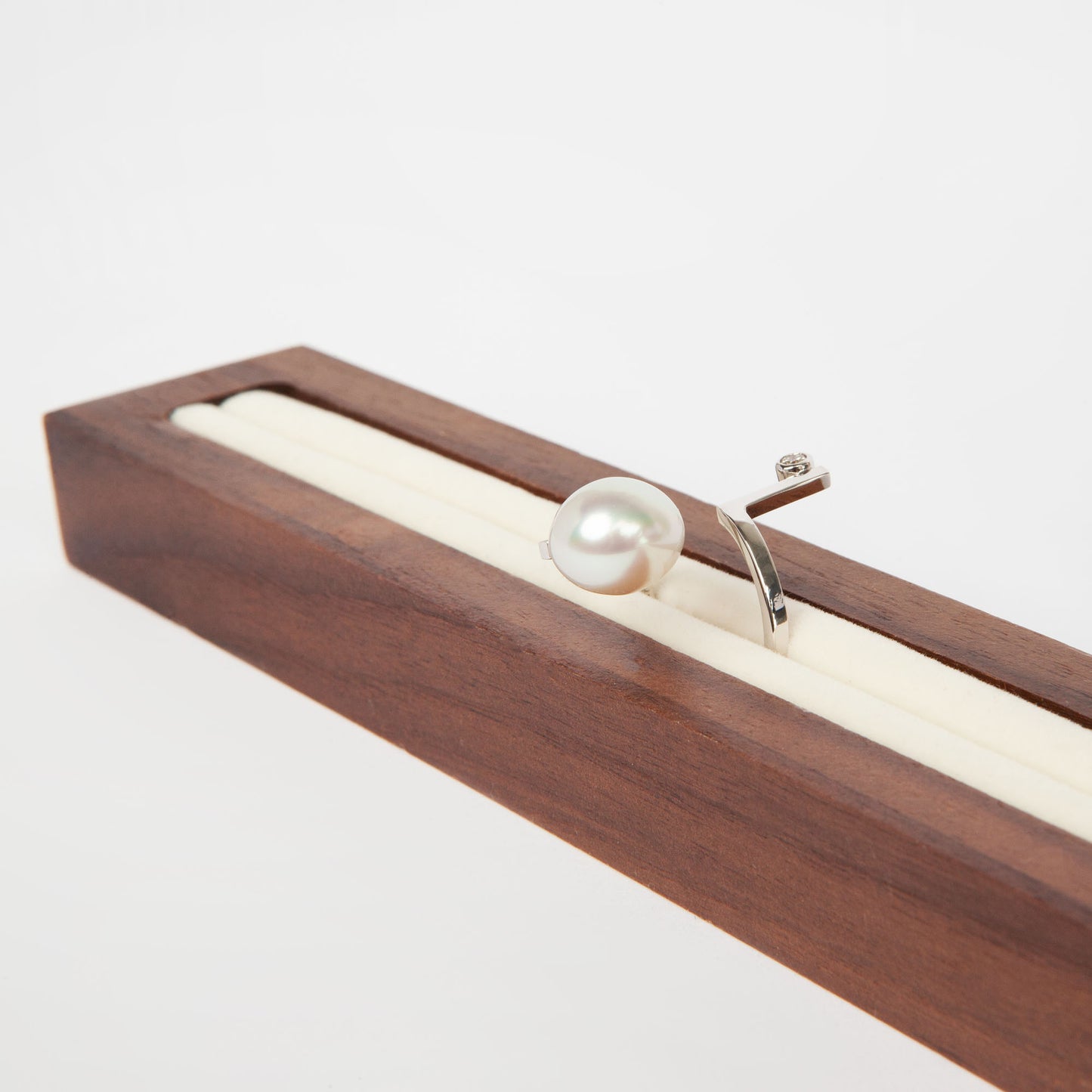 NOVI Jewelry 18K white gold ring with 11 mm pearl and 0.07 ct diamond, contemporary elegant pearl and diamond ring.