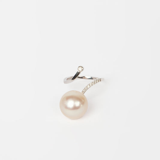 NOVI Jewelry 18K gold ring with 13 mm South Sea pearl and 0.14 ct natural diamonds, luxury large-pearl fine jewelry.