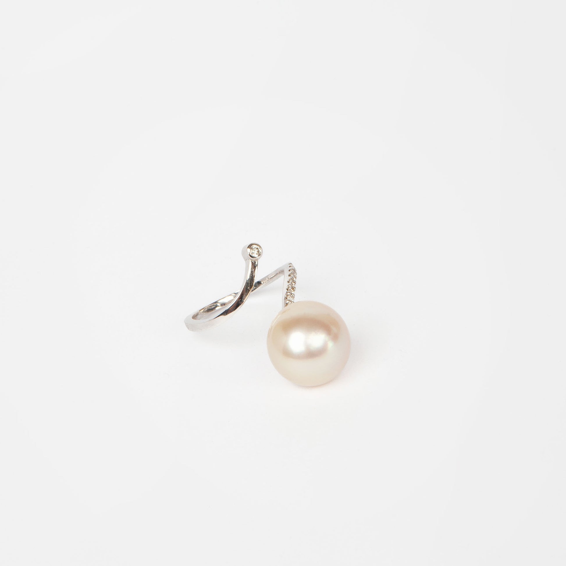 NOVI Jewelry 18K gold ring with 13 mm South Sea pearl and 0.14 ct natural diamonds, luxury large-pearl fine jewelry.