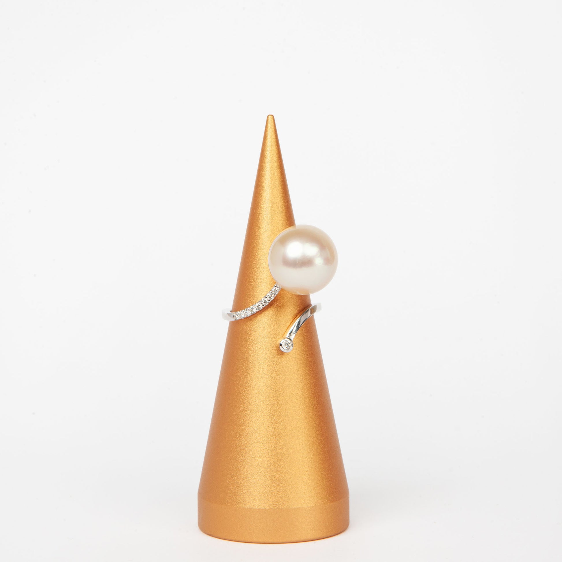 NOVI Jewelry 18K gold ring with 13 mm South Sea pearl and 0.14 ct natural diamonds, luxury large-pearl fine jewelry.