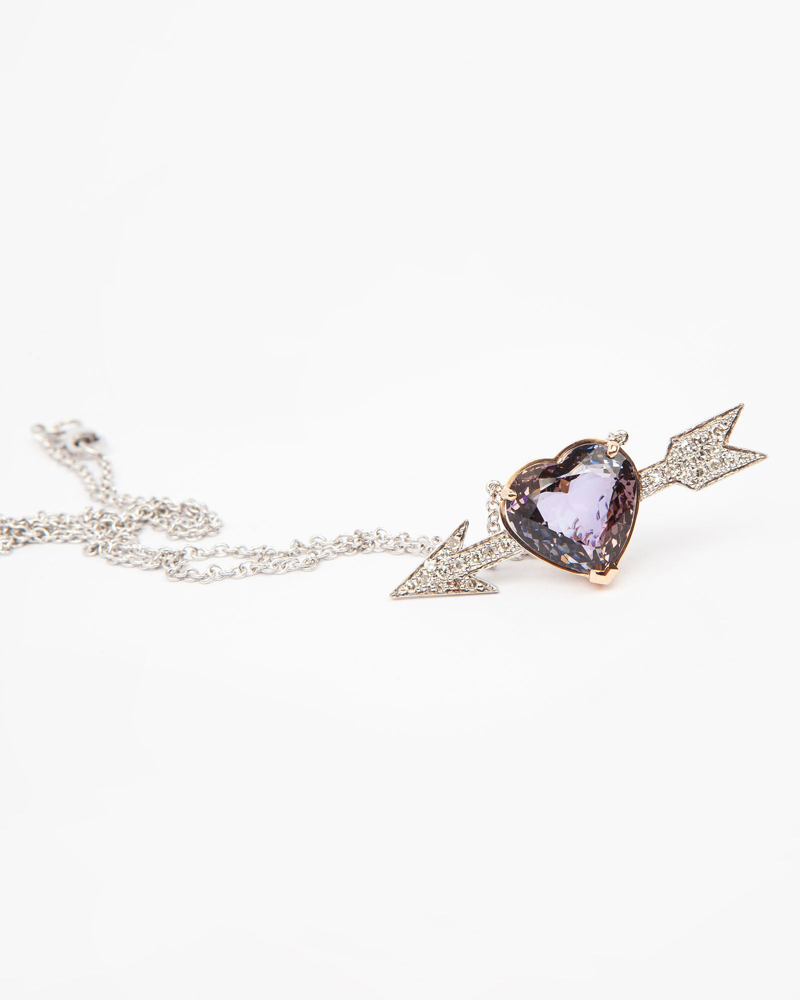 NOVI Jewelry gold pendant with 10.99 ct natural heart-shaped tanzanite, AIGS certified, accented with pavé diamonds, jewelry weight 10 g, gold weight 7.7 g, romantic statement pendant.