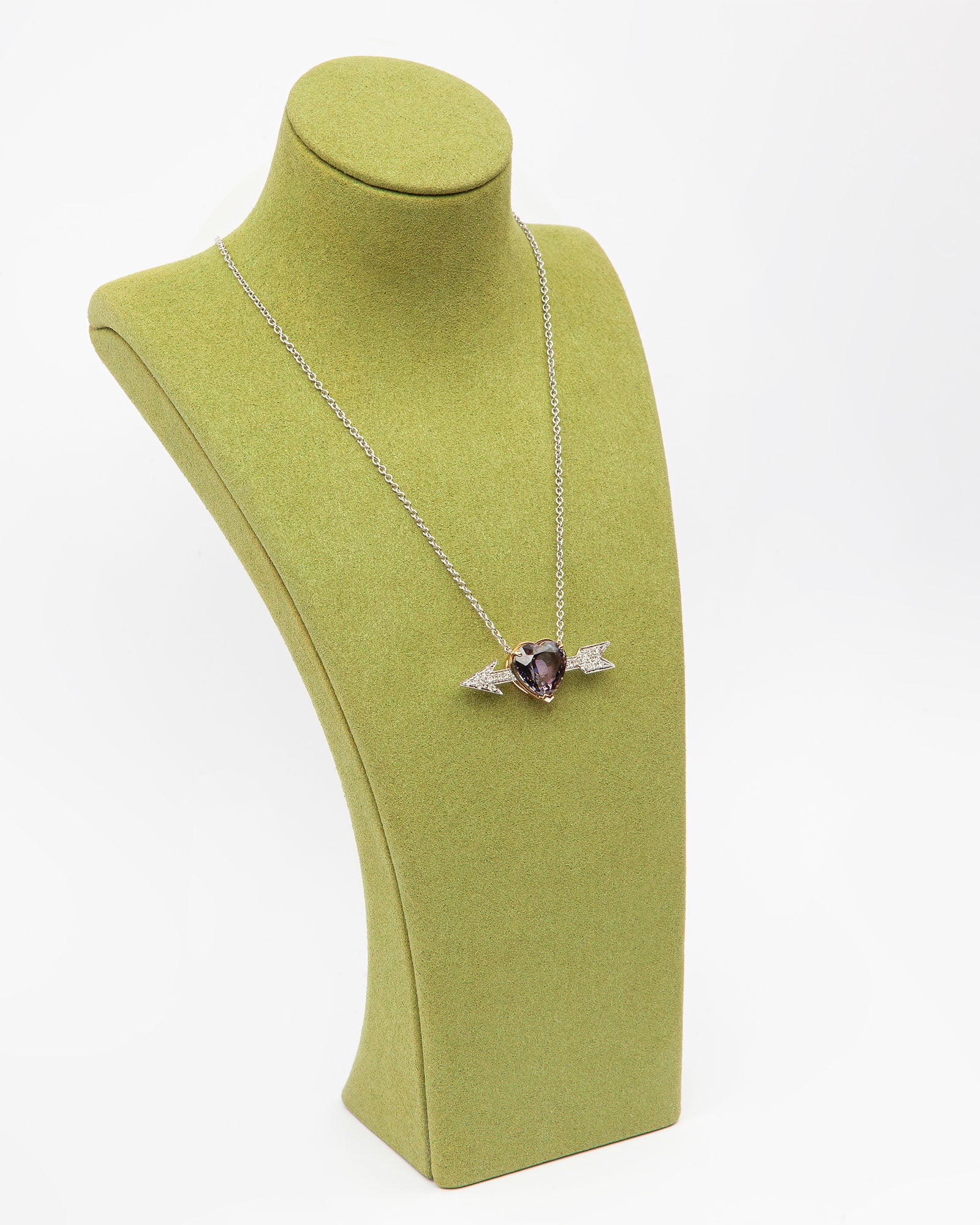 NOVI Jewelry gold pendant with 10.99 ct natural heart-shaped tanzanite, AIGS certified, accented with pavé diamonds, jewelry weight 10 g, gold weight 7.7 g, romantic statement pendant.