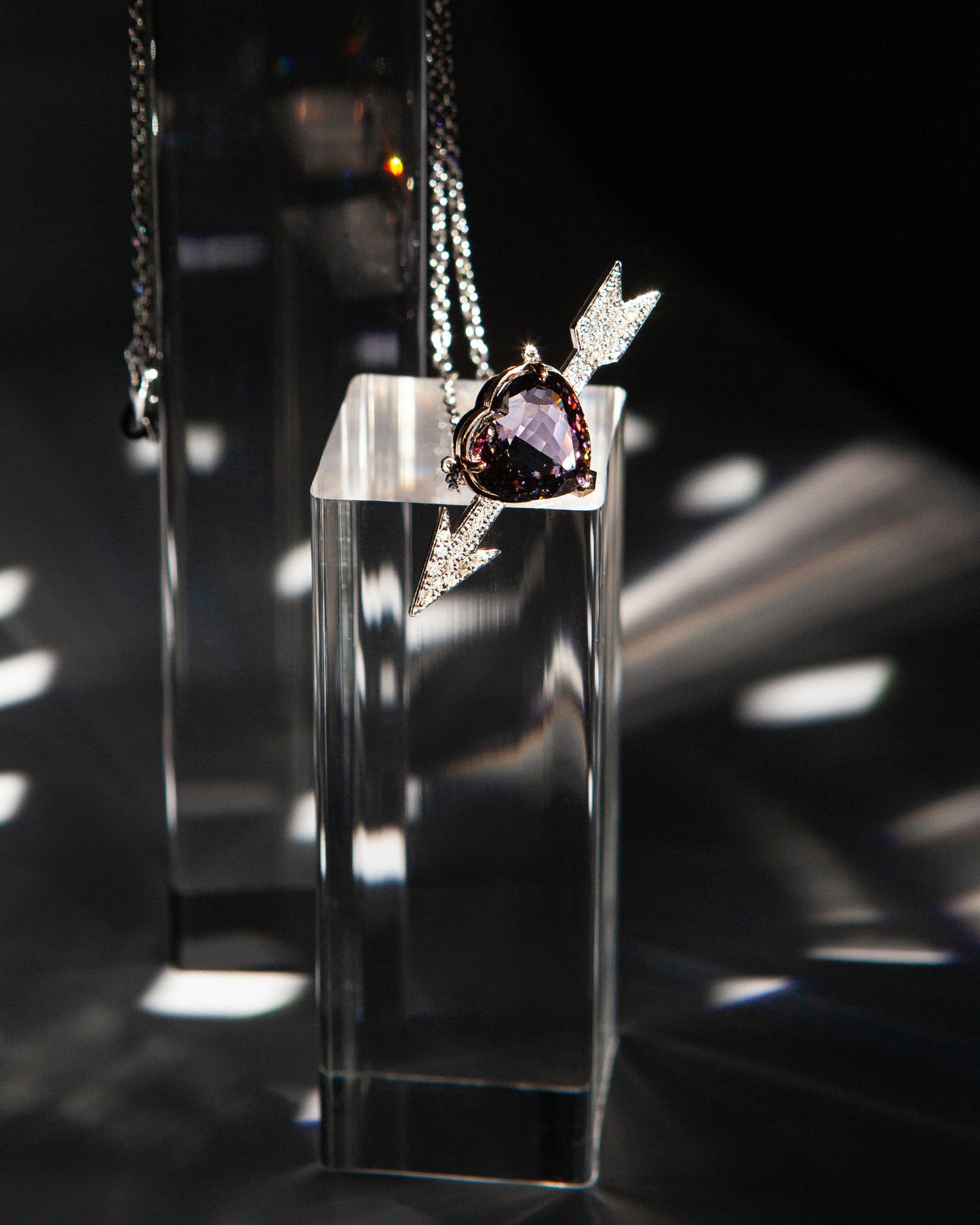 NOVI Jewelry gold pendant with 10.99 ct natural heart-shaped tanzanite, AIGS certified, accented with pavé diamonds, jewelry weight 10 g, gold weight 7.7 g, romantic statement pendant.
