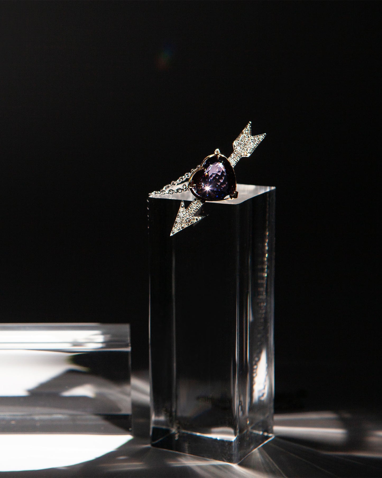 NOVI Jewelry gold pendant with 10.99 ct natural heart-shaped tanzanite, AIGS certified, accented with pavé diamonds, jewelry weight 10 g, gold weight 7.7 g, romantic statement pendant.
