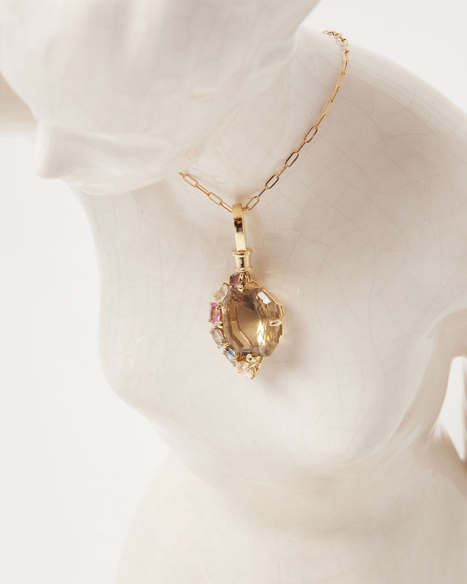 NOVI Jewelry 18K yellow gold pendant with 20.46 ct natural quartz and 3.06 ct multicolor sapphires, Sri Lanka origin, oval cut, total 23.62 ct, statement gemstone pendant.