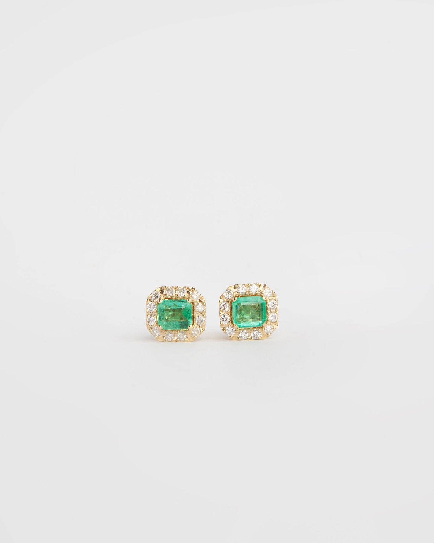 NOVI Jewelry stud earrings with 1.50 ct natural green emeralds and 0.12 ct diamonds, ALGT certified, jewelry weight 4.5 g, gold weight 4.3 g, elegant gemstone earrings.