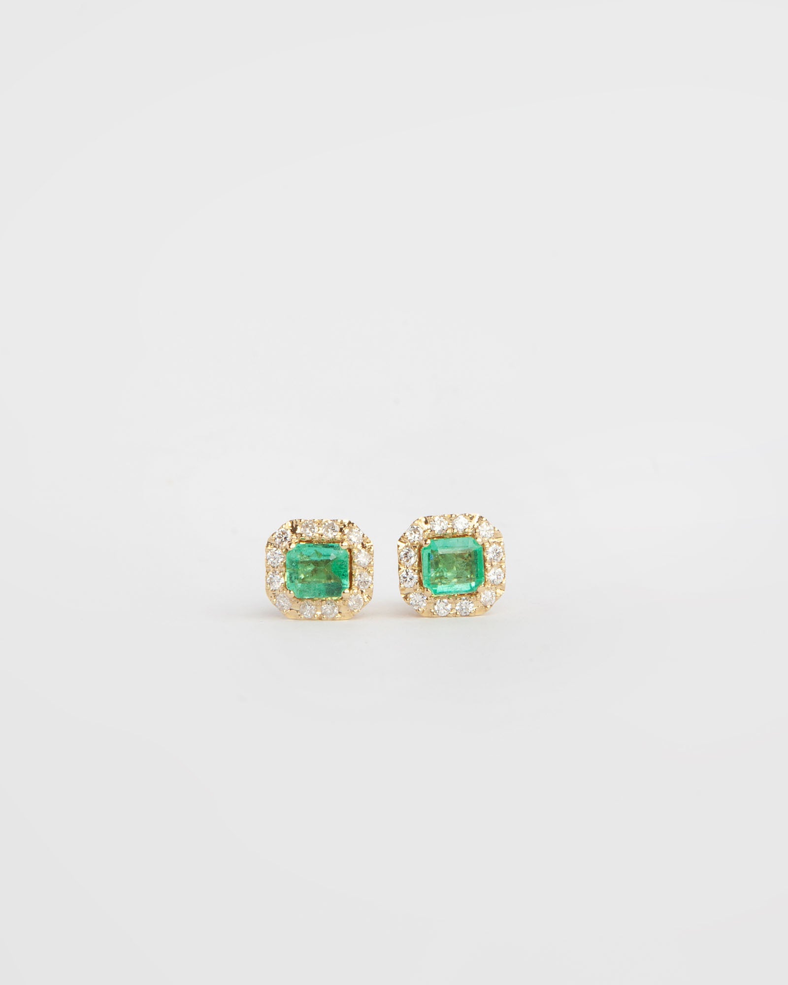 NOVI Jewelry stud earrings with 1.50 ct natural green emeralds and 0.12 ct diamonds, ALGT certified, jewelry weight 4.5 g, gold weight 4.3 g, elegant gemstone earrings.