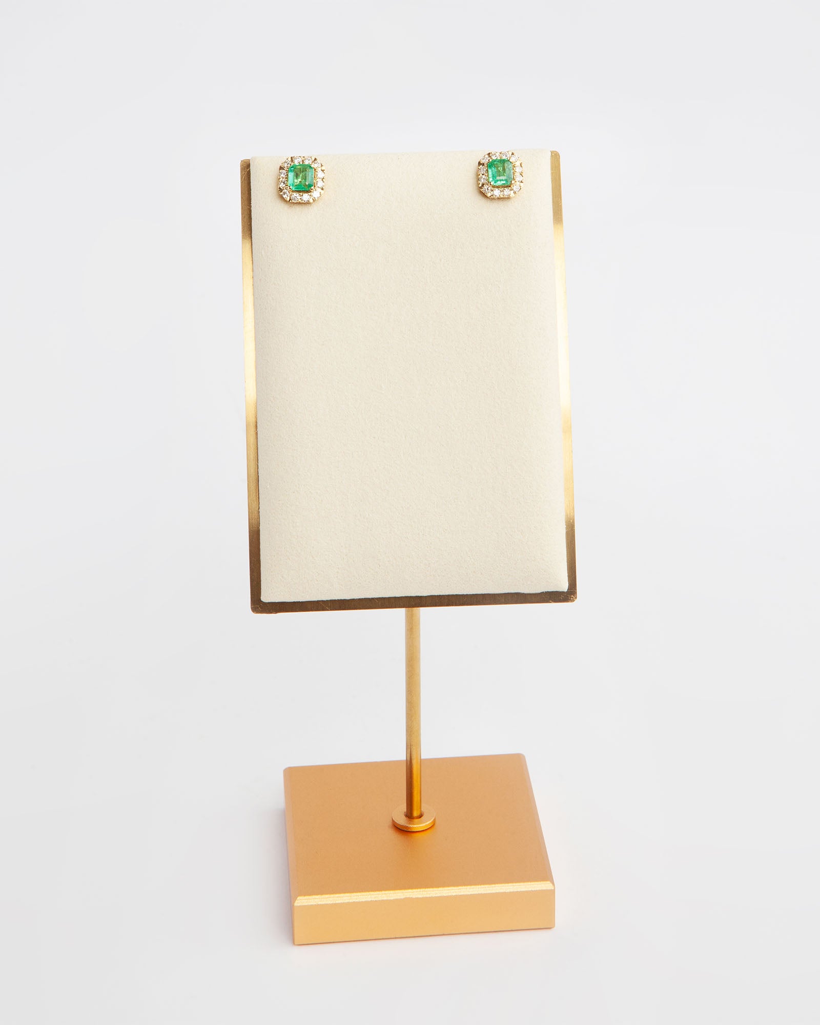 NOVI Jewelry stud earrings with 1.50 ct natural green emeralds and 0.12 ct diamonds, ALGT certified, jewelry weight 4.5 g, gold weight 4.3 g, elegant gemstone earrings.