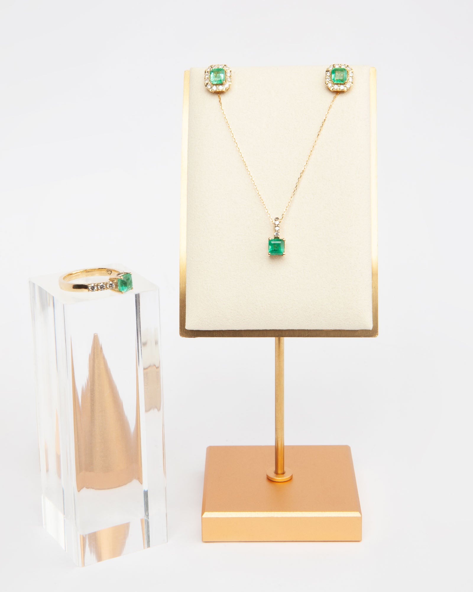 NOVI Jewelry stud earrings with 1.50 ct natural green emeralds and 0.12 ct diamonds, ALGT certified, jewelry weight 4.5 g, gold weight 4.3 g, elegant gemstone earrings.