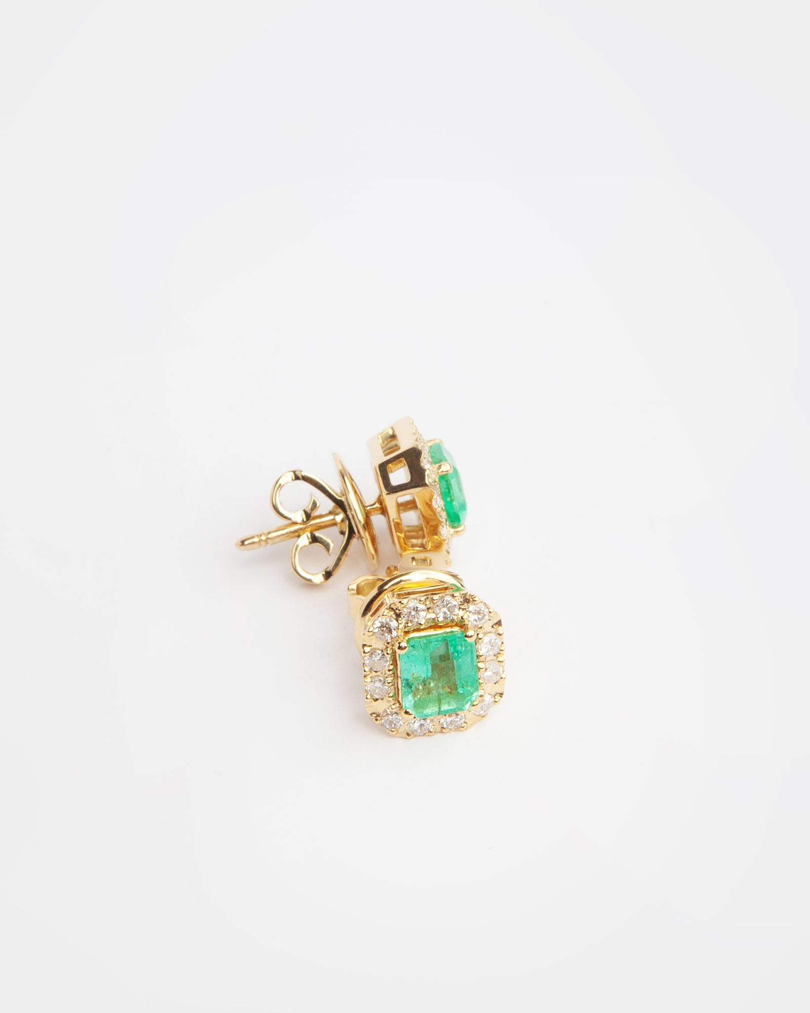 NOVI Jewelry stud earrings with 1.50 ct natural green emeralds and 0.12 ct diamonds, ALGT certified, jewelry weight 4.5 g, gold weight 4.3 g, elegant gemstone earrings.