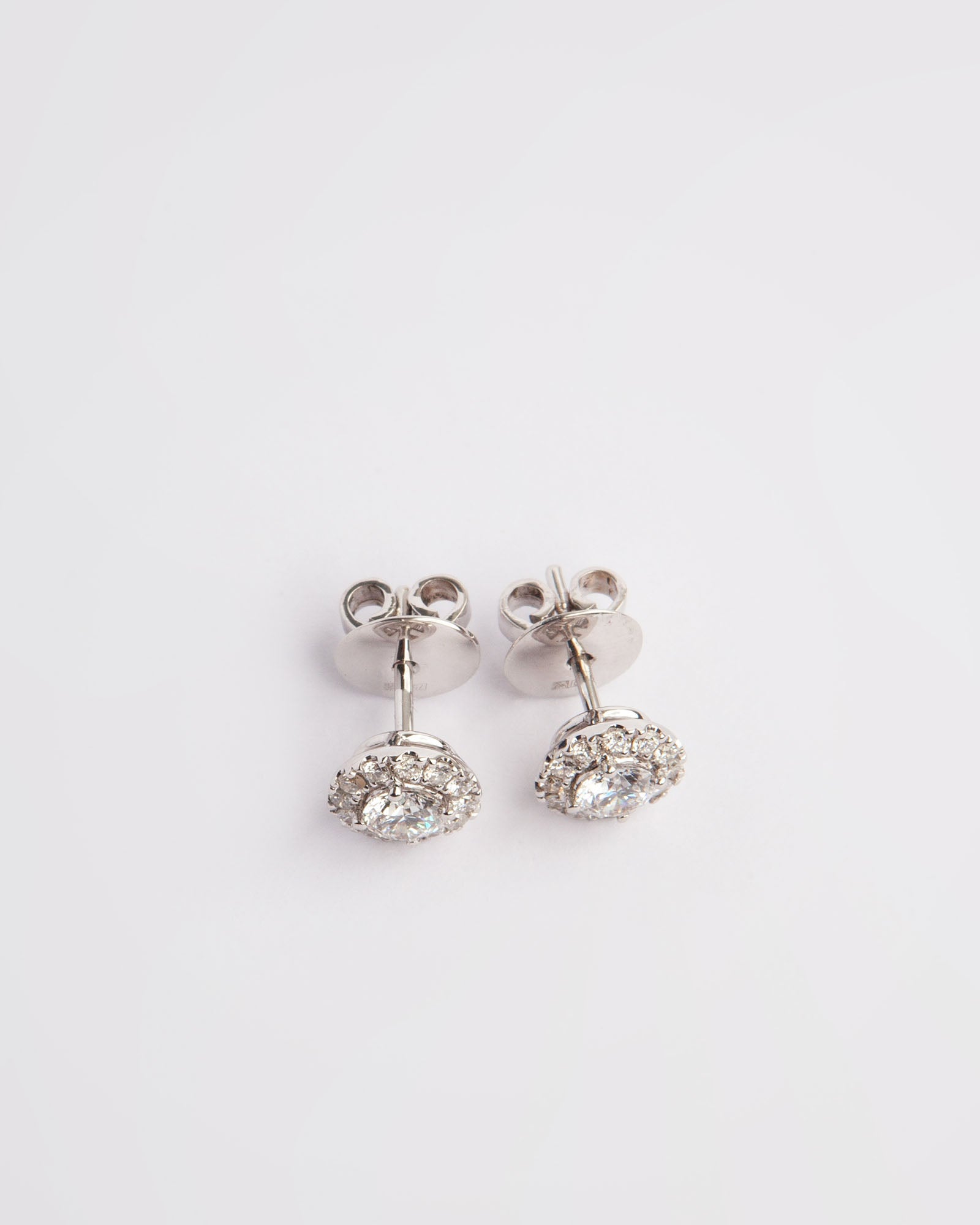 NOVI Jewelry halo stud earrings with 0.60 ct D/E color natural diamonds, IF/VVS2, IGI certified, jewelry weight 3.4 g, gold weight 3.3 g, round brilliant cut diamond earrings.