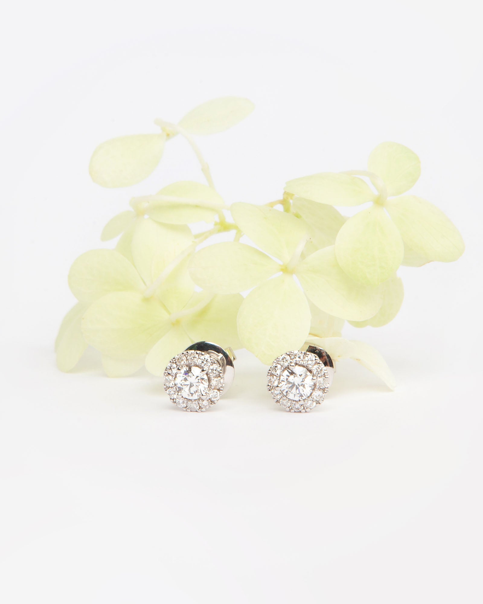 NOVI Jewelry halo stud earrings with 0.60 ct D/E color natural diamonds, IF/VVS2, IGI certified, jewelry weight 3.4 g, gold weight 3.3 g, round brilliant cut diamond earrings.