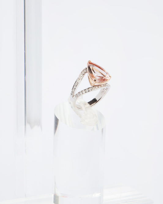 NOVI Jewelry white gold cocktail ring with 3.72 ct natural orange-pink morganite and 36 round brilliant diamonds, IGI certified, jewelry weight 5.3 g, gold weight 4.9 g, elegant gemstone ring.