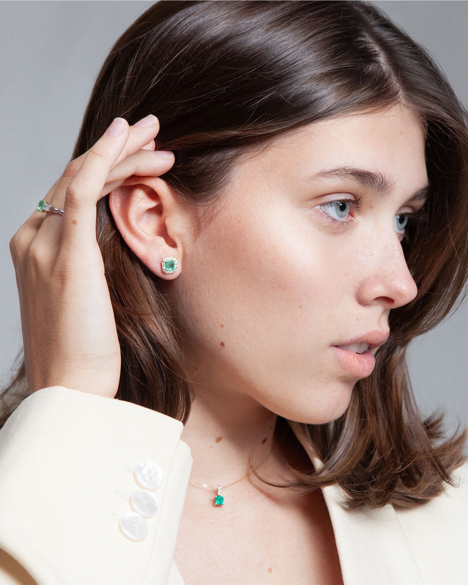 NOVI Jewelry stud earrings with 1.50 ct natural green emeralds and 0.12 ct diamonds, ALGT certified, jewelry weight 4.5 g, gold weight 4.3 g, elegant gemstone earrings.